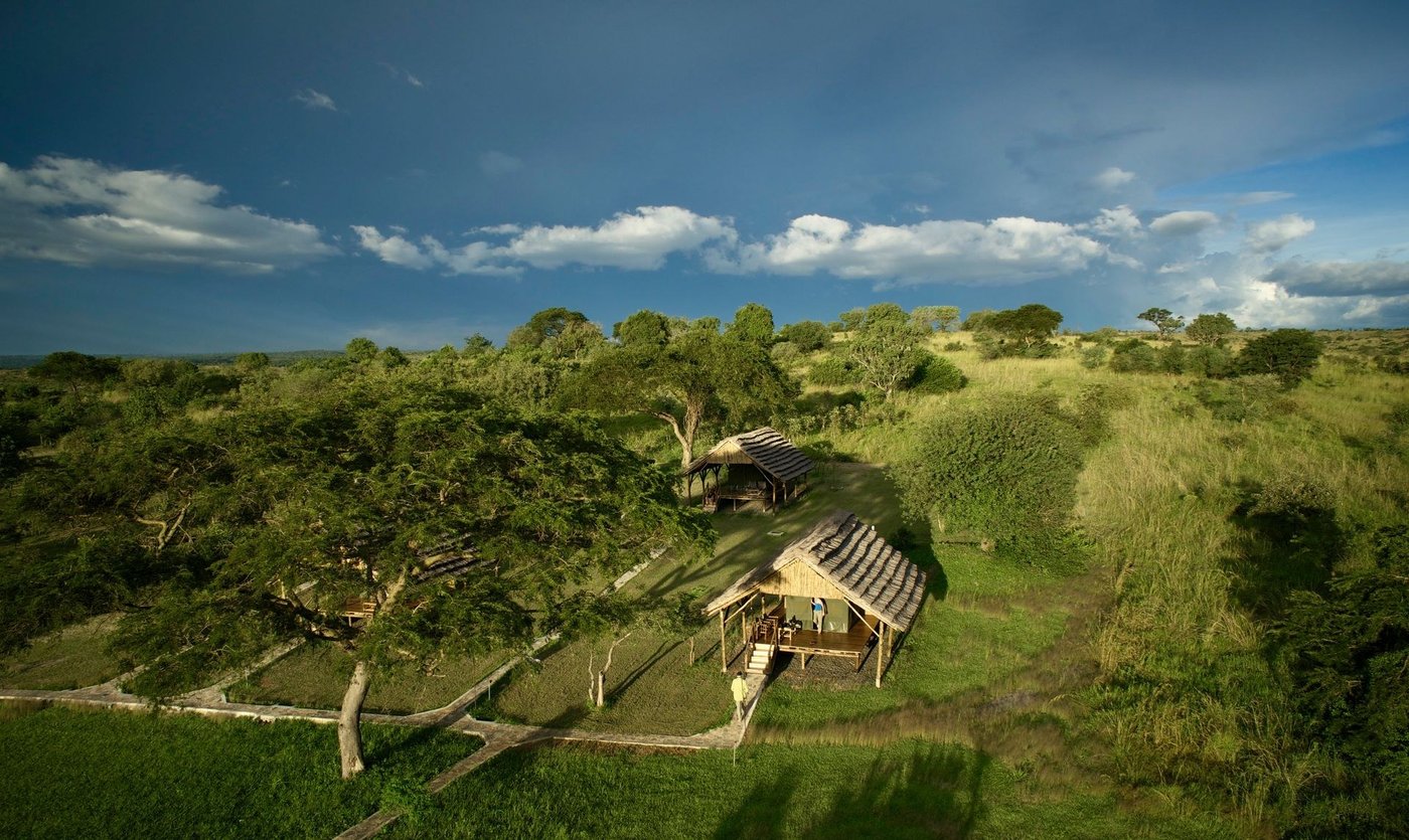 Luchtfoto van de rieten cottage's van Bwana Tembo Safari Camp in de wildernis, Murchison Falls