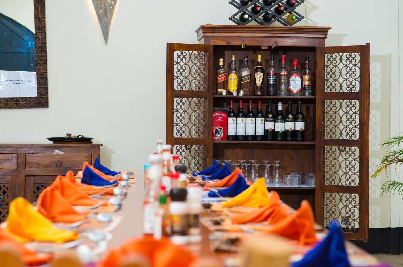Esstisch mit Servietten und Glas gedeckt neben dem Weinregal in Fort Murchison