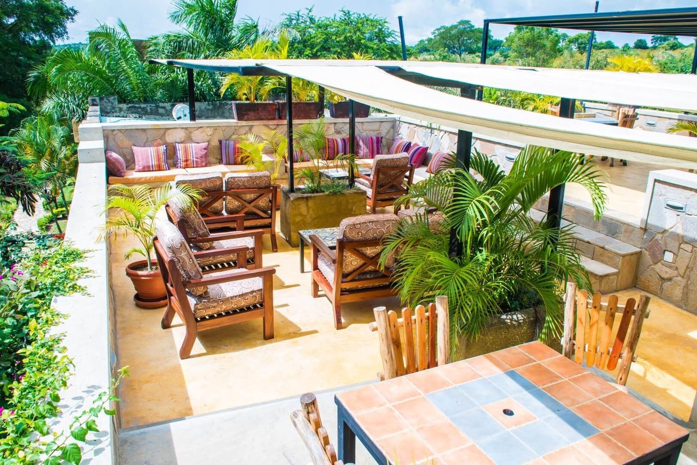 Dachterrasse mit Sofas und Topfpflanzen in Fort Murchison