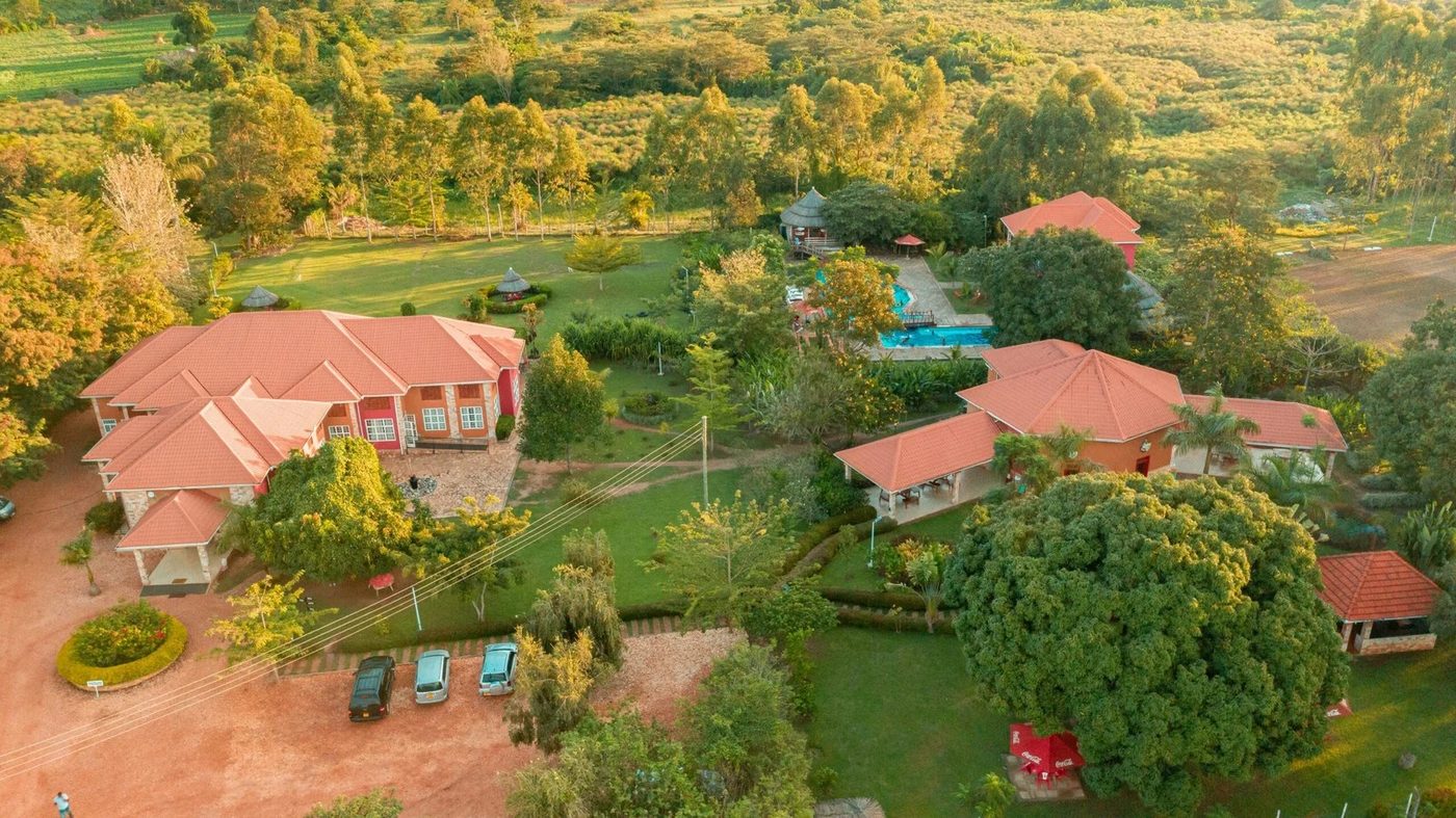Luchtfoto van de rode daken en tuinen van Kabalega Resort Masindi, Murchison Falls