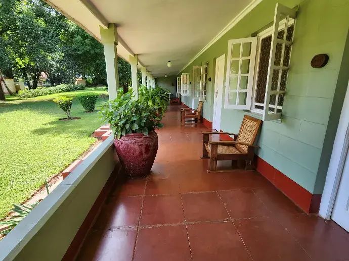 Die Veranda außerhalb des Hemingway-Zimmers, die sich auf den Garten öffnet statt auf einen Korridor