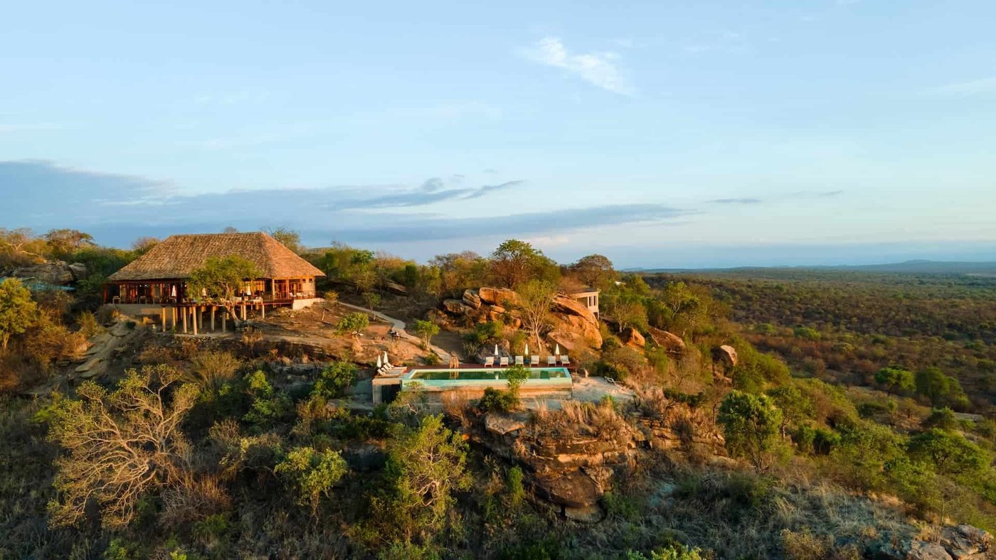 Pabidi Lodge gebouwd op een rotsachtige uitsteksel boven het bos, Murchison Falls