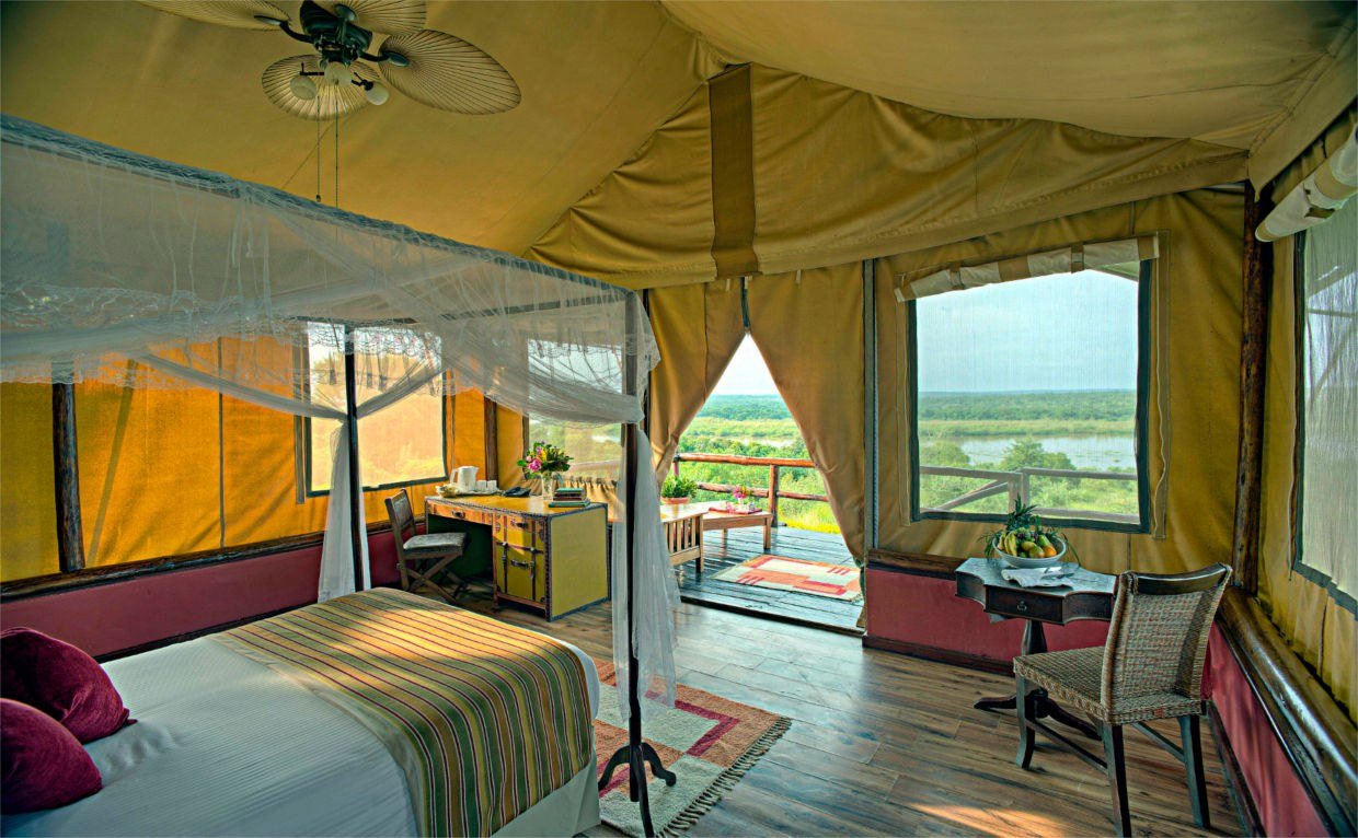 Innenseite des Canvas-Safarizelts mit einem Netz-Bett in der Paraa Safari Lodge