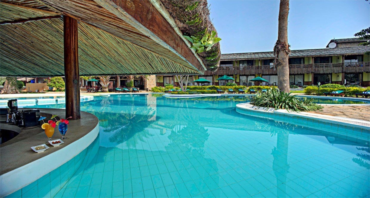 Pool-Bar mit dem Gastflügel-Gebäude dahinter in der Paraa Safari Lodge