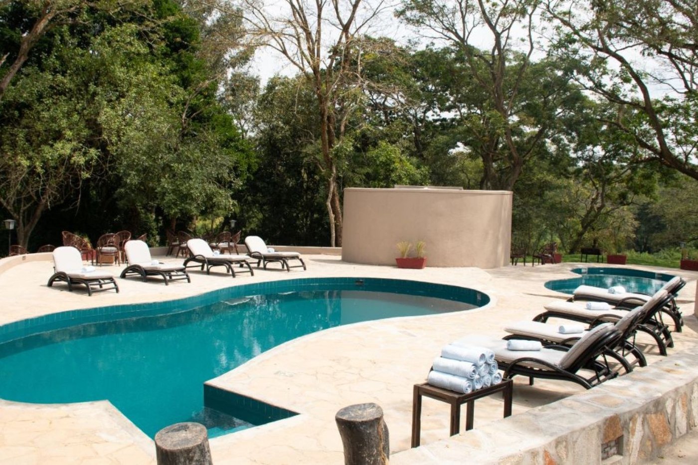 Piscine et transats sur la terrasse en pierre du Sambiya River Lodge