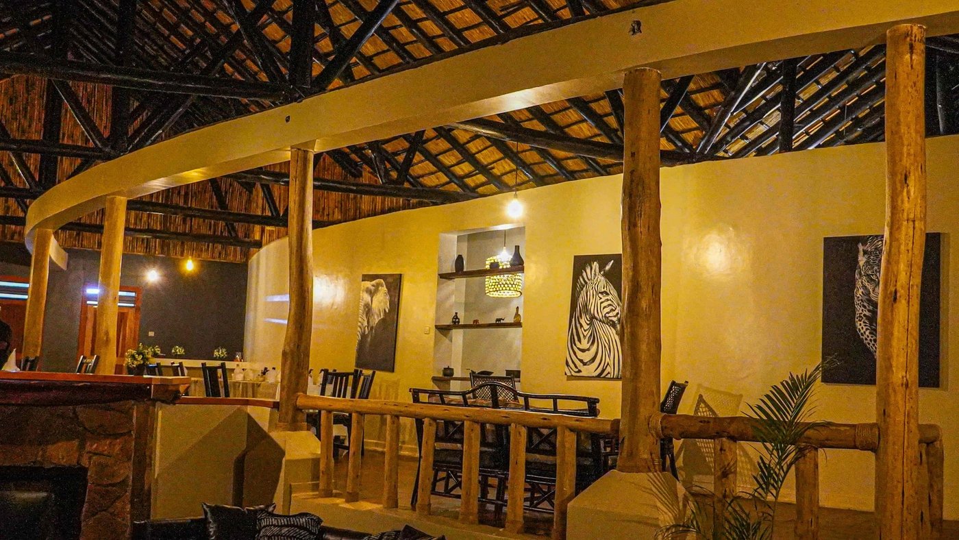 Bar et salle à manger ouverts avec poutres en bois au Sambiya River Lodge