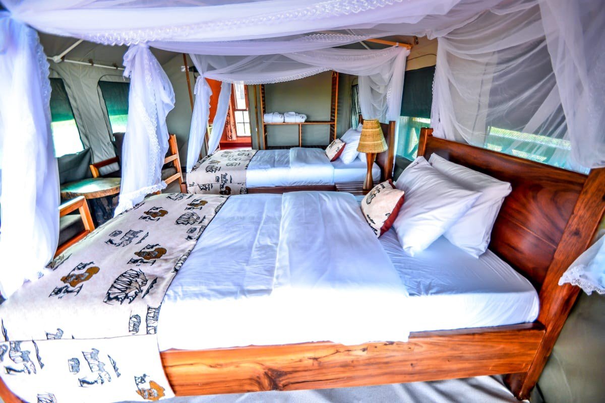 Hemelbed met muggennet in een gastenkamer in Twiga Safari Lodge, Murchison Falls