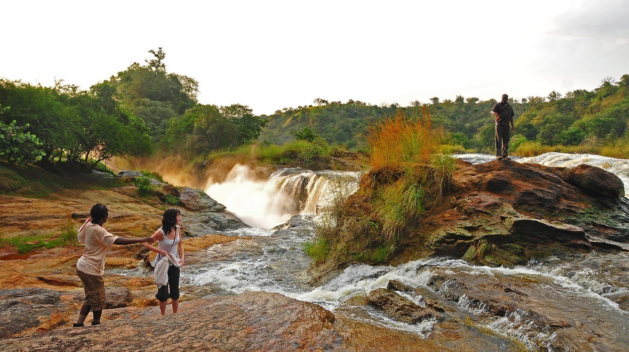 Besucher genießen die Aussicht auf Murchison Falls von den Felsen über dem UWA Dormitory und Campingplätze in Paraa