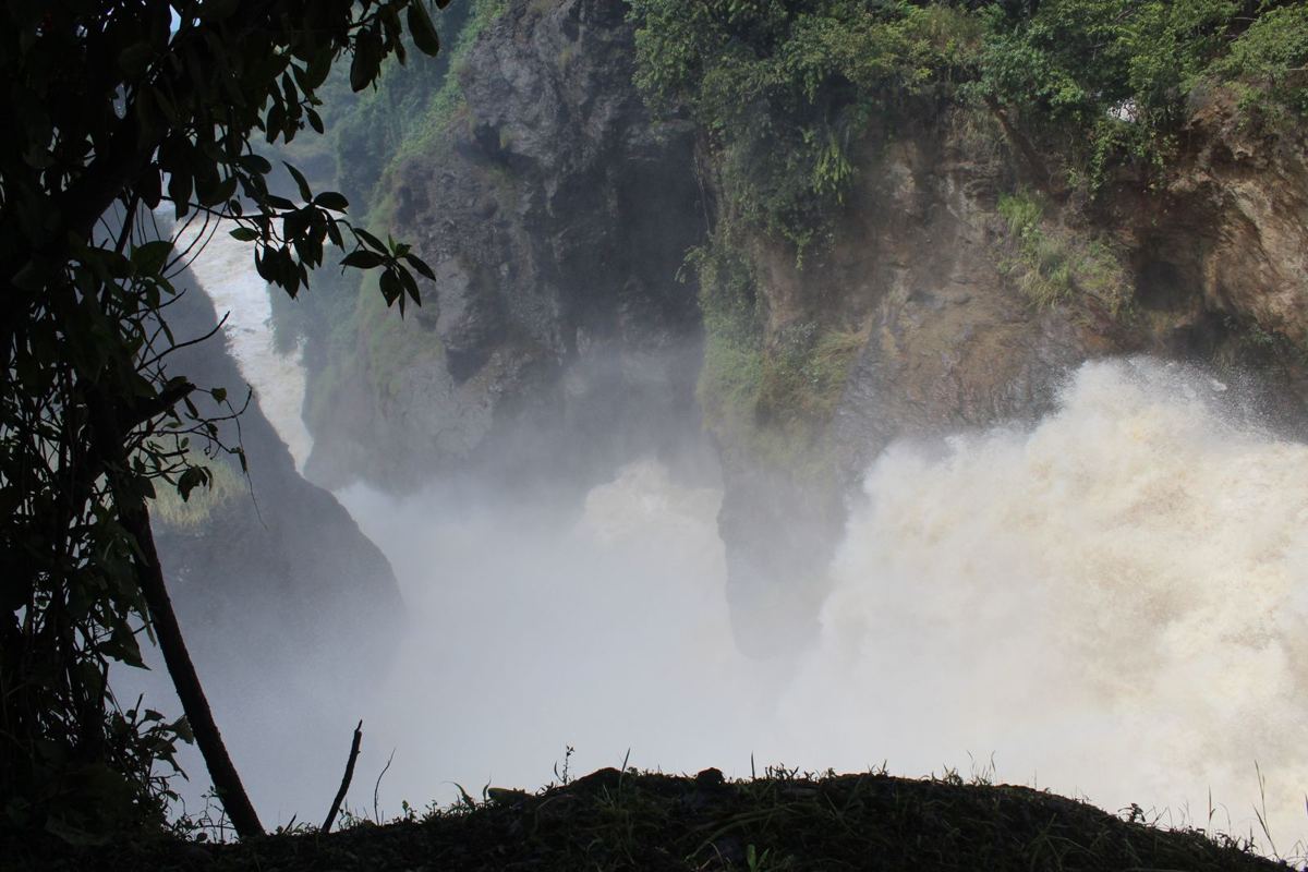 Die Victoria Nile, die durch die enge Spalte oben am Murchison Falls gepresst wird